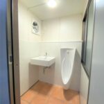 豊田市の事務所改修工事の屋外設置トイレ小便器トイレ画像